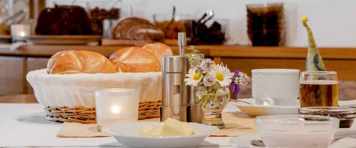 Allgäuer Vollwert Frühstück, mit eigenen Produkten, Eiern, Marmelade